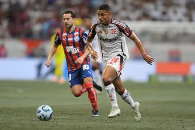 Flamengo atropela o Bahia na Fonte Nova e retoma a liderança do Brasileirão