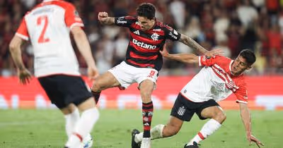 Vexame rubro-negro no Maracanã: Flamengo é eliminado pelo Estudiantes mesmo com um jogador a mais